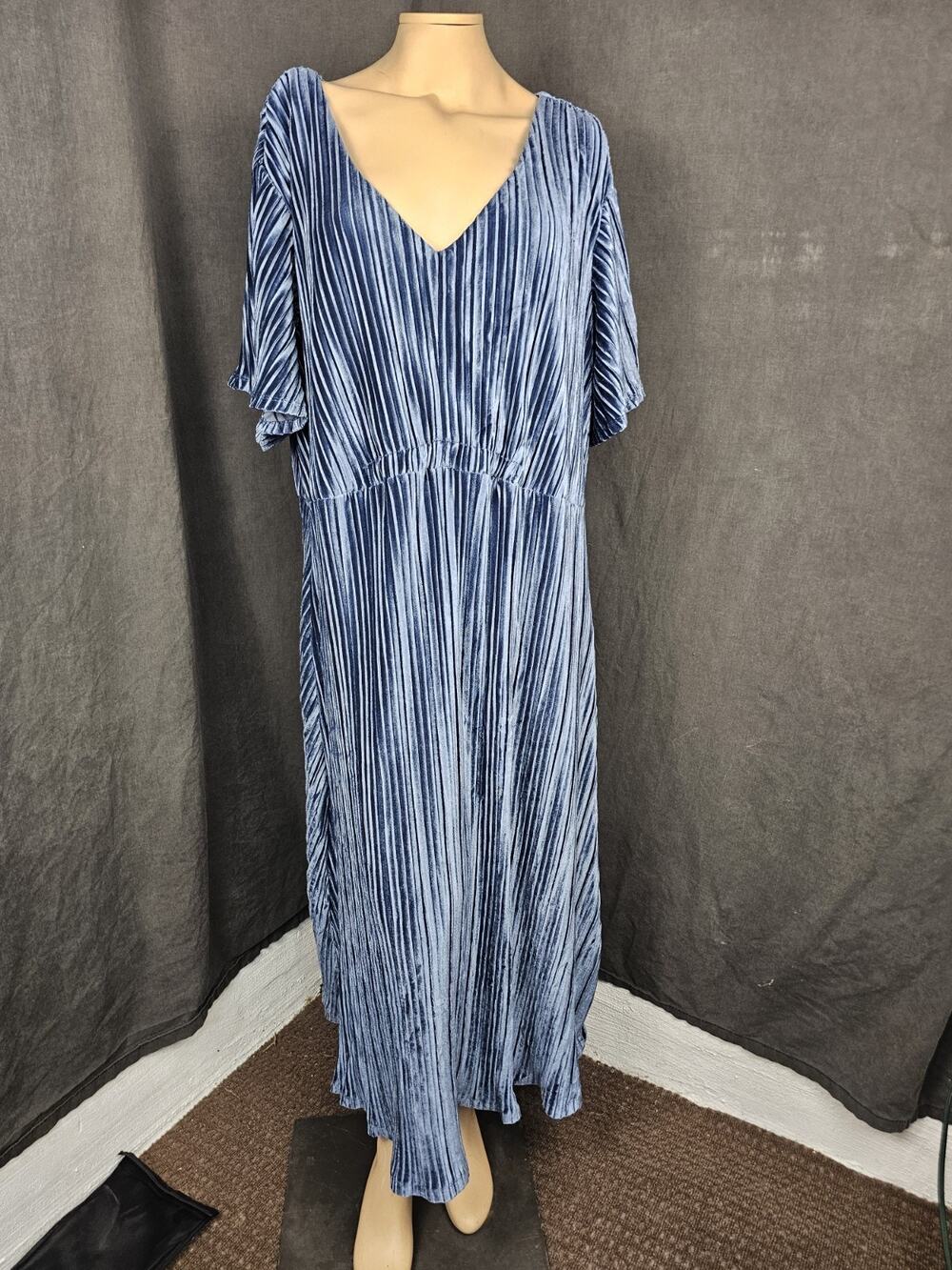 NWT BRIGGS Plus Size 2X Pleated Velvet Dress V-Neck Plisse Maxi Cocktail Party
